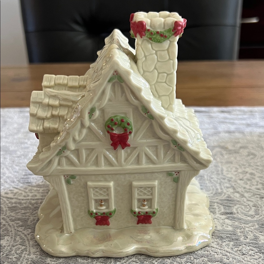 Lenox Festive Santa and Mrs. Claus Holiday House with music - Picture 5 of 7